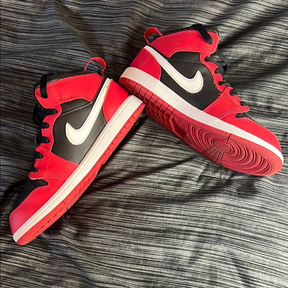 Air Jordan red and black size 3Y almost new.